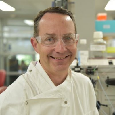 Portrait photo of 喵喵直播 Professor Trent Munro wearing a white coat in a laboratory. Supplied.